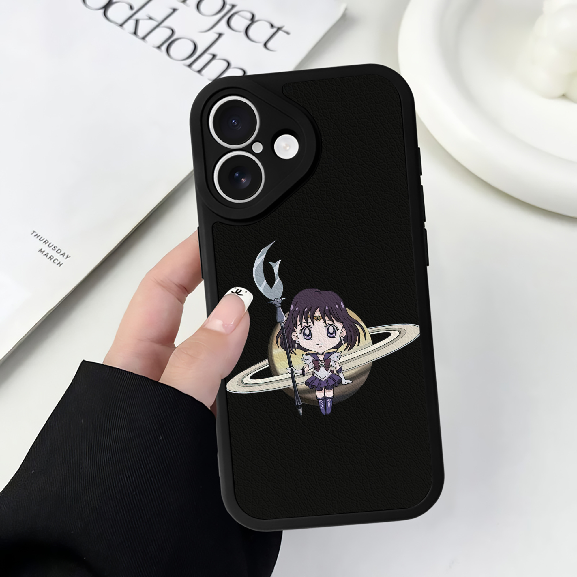 （画像用） 美少女戦士セーラームーン 土萠ほたる Sailor Moon Tomoe Hotaru （セーラーサターン；Sailor Saturn） 【iPhone 16シリーズ対応】シリコンスマホケース（レザー調） 材質：シリコン